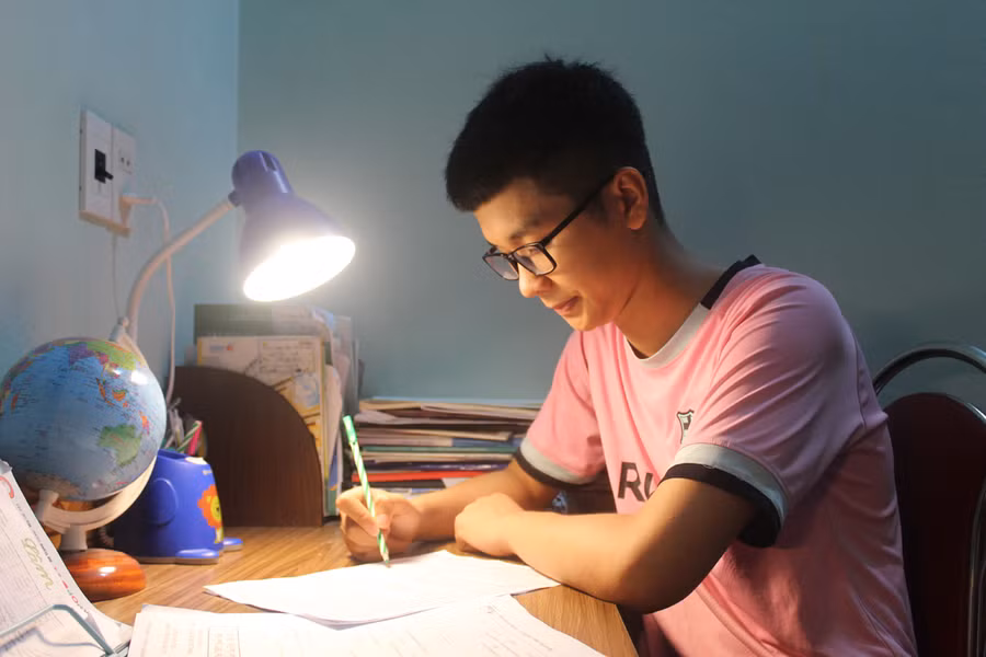 Vũ Hải Sơn đặt mục tiêu đạt từ 26-27 điểm tổ hợp 3 môn theo khối A0 ở kỳ thi tốt nghiệp THPT diễn ra sắp tới. Ảnh: Lường Toán.