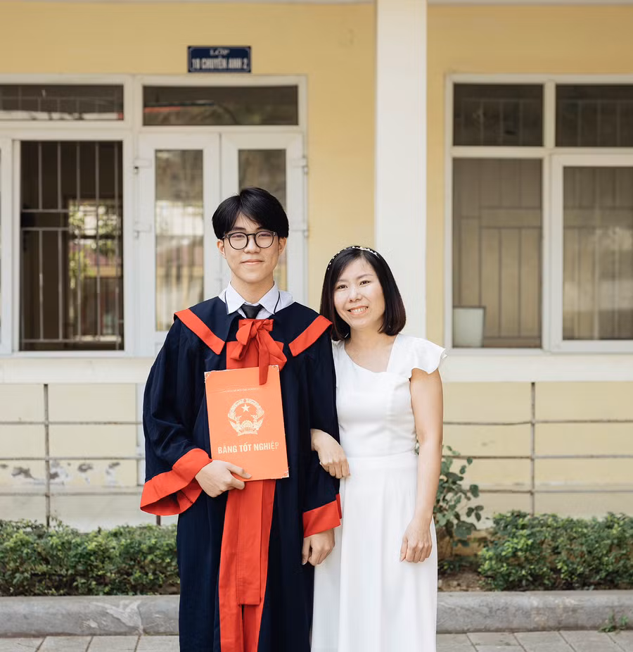 Chị Trần Thị Lan Anh và con trai Nguyễn Văn Việt Anh, học sinh Trường THPT chuyên Lam Sơn (Thanh Hóa). Việt Anh cũng là nam sinh đoạt giải Nhất môn Địa, kỳ thi học sinh giỏi quốc gia năm học 2022-2023.