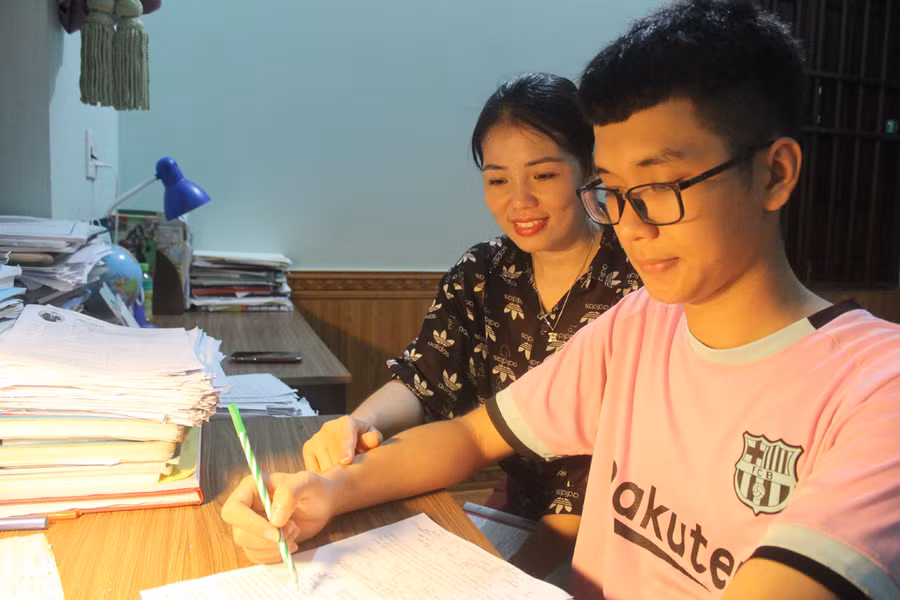 Chị Nguyễn Thị Hoa và con trai Vũ Hải Sơn, học sinh Trường THPT Hoằng Hóa 4 (Hoằng Hóa, Thanh Hóa). Ảnh: Lường Toán.