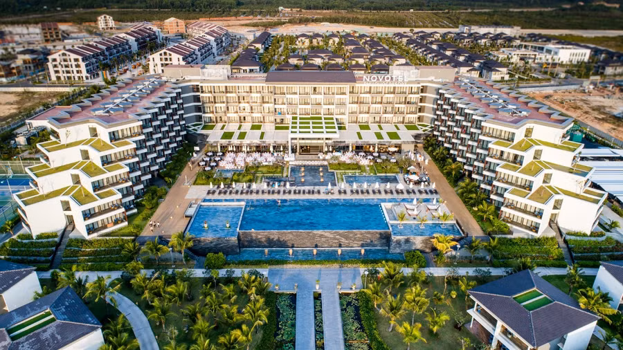Novotel Phu Quoc Resort thuộc tổ hợp Sonaseas Villas & Resort do Tập đoàn CEO đầu tư hiện là một trong những khu nghỉ dưỡng 5 sao hàng đầu tại Đảo Ngọc.