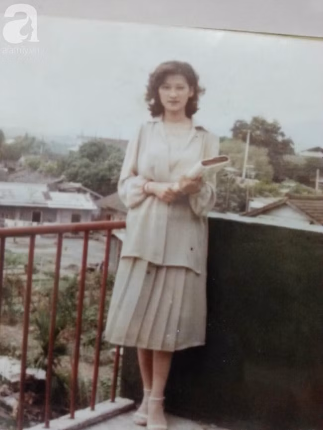 Cách đây 43 năm, người đàn ông thành công cưới được tiểu thư nhà giàu bằng bí quyết cực "chất": Đứng trên tầng hai ném thư tỏ tình ném xuống! - Ảnh 1.