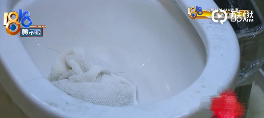 Bồn cầu, nắp cống đều bị chặn bằng khăn, giấy. Hai cô gái trốn khỏi khách sạn lúc mờ sáng, quản lý chết lặng khi mở cửa
