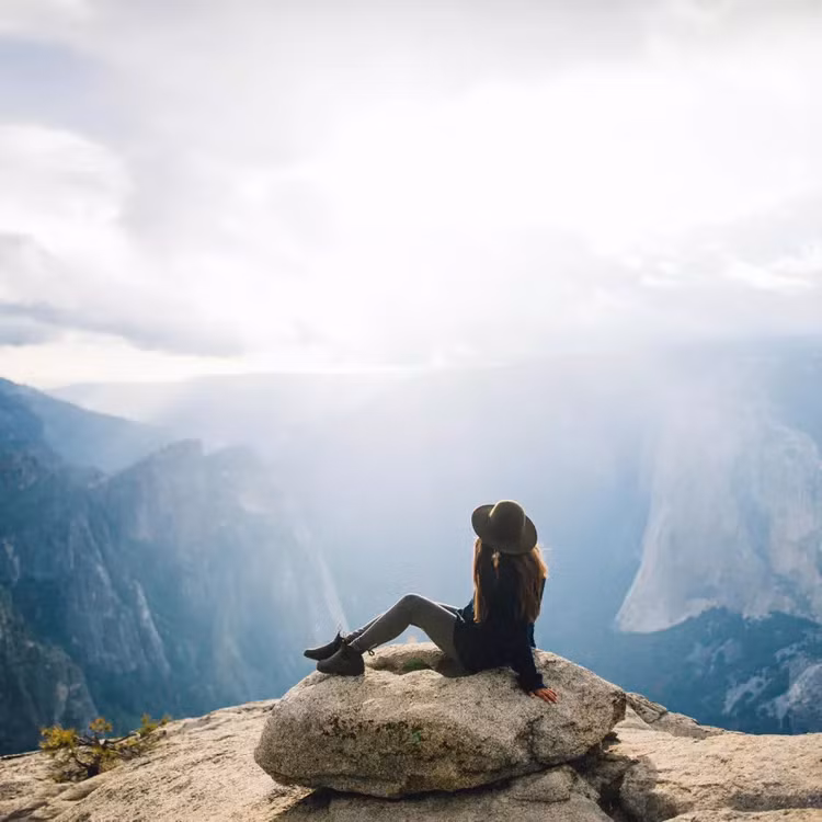 Hãy đi du lịch và khám phá thế giới. (Ảnh: ITN).