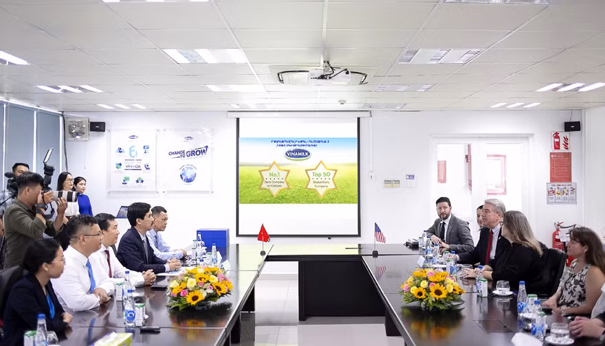 Thứ trưởng Bộ Nông nghiệp Mỹ ấn tượng với siêu nhà máy sữa của Vinamilk ảnh 1