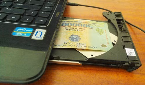 Ổ đĩa laptop là một nơi cất tiền tuyệt vời.