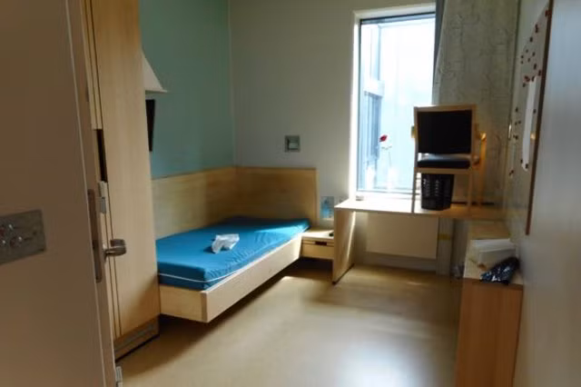 ben trong "nha tu suong nhat the gioi": quan nguc choi cung pham nhan, nguoi vao khong muon ra - 6