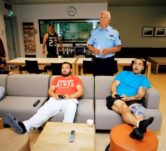 ben trong "nha tu suong nhat the gioi": quan nguc choi cung pham nhan, nguoi vao khong muon ra - 9