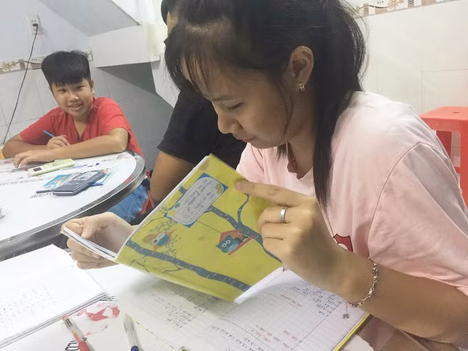 Các em ôn lại bài đã học. Thương học trò, anh công nhân mở lớp dạy miễn phí, quên cả hạnh phúc riêng tư