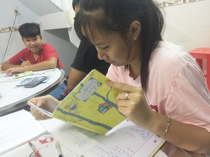 Các em ôn lại bài đã học. Thương học trò, anh công nhân mở lớp dạy miễn phí, quên cả hạnh phúc riêng tư