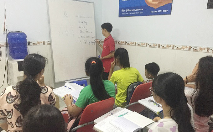 Học sinh lớp 7 đang chăm chú nghe giảng. Thương học trò, anh công nhân mở lớp dạy miễn phí, quên cả hạnh phúc riêng tư