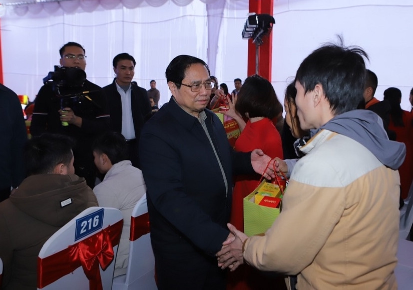 Thủ tướng Phạm Minh Chính tặng quà công nhân có hoàn cảnh khó khăn. (Ảnh: MH) Thủ tướng Phạm Minh Chính tặng quà công nhân có hoàn cảnh khó khăn. (Ảnh: MH)