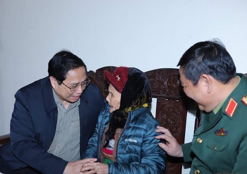 Thủ tướng Phạm Minh Chính thăm hỏi, động viên Mẹ Việt Nam Anh hùng Bùi Thị Nhì (104 tuổi, tại xã Minh Sơn, huyện Ngọc Lặc). (Ảnh: MH) Thủ tướng Phạm Minh Chính thăm hỏi, động viên Mẹ Việt Nam Anh hùng Bùi Thị Nhì (104 tuổi, tại xã Minh Sơn, huyện Ngọc Lặc). (Ảnh: MH)