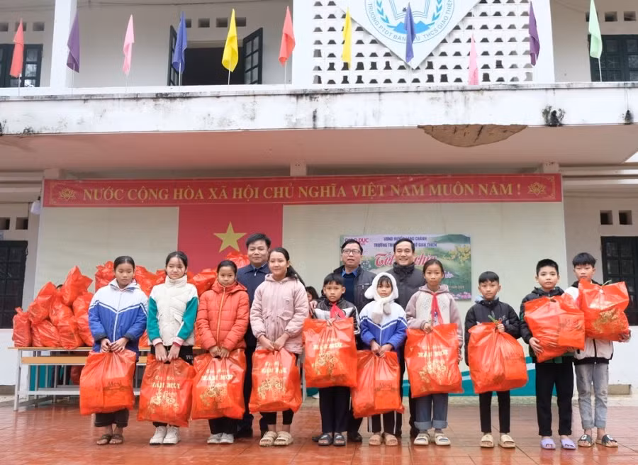 Báo GD&TĐ trao hơn 100 suất quà Tết đến học sinh Trường THCS Giao Thiện (huyện Lang Chánh). (Ảnh: NT)
