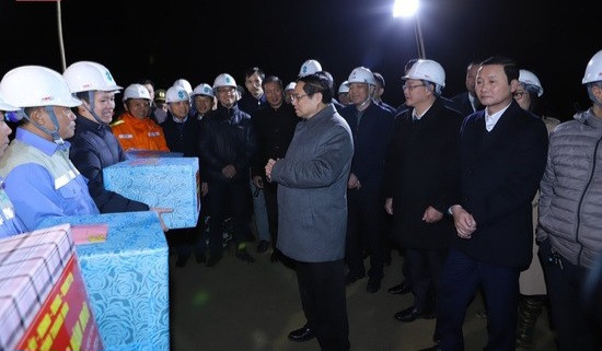 Thủ tướng tặng quà, động viên cán bộ công nhân thi công dự án đường dây 500kV mạch 3 tại Thanh Hóa (Ảnh: MH)