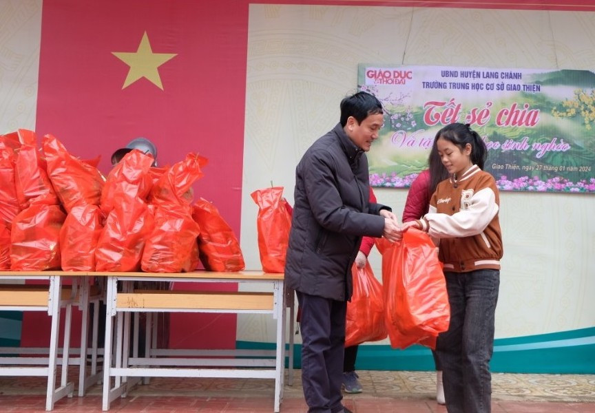 Ông Nguyễn Ngọc Sơn, Trưởng Phòng GD&amp;ĐT huyện Lang Chánh trao những phần quà Tết do Báo GD&amp;TĐ kêu gọi tới học sinh. (Ảnh: NT)