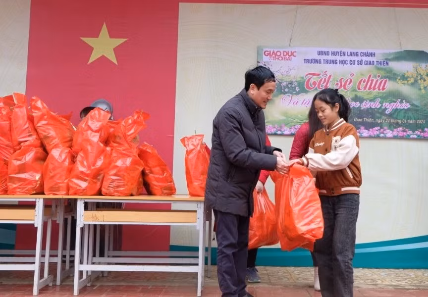 Ông Nguyễn Ngọc Sơn, Trưởng Phòng GD&amp;ĐT huyện Lang Chánh trao những phần quà Tết do Báo GD&amp;TĐ kêu gọi tới học sinh. (Ảnh: NT)