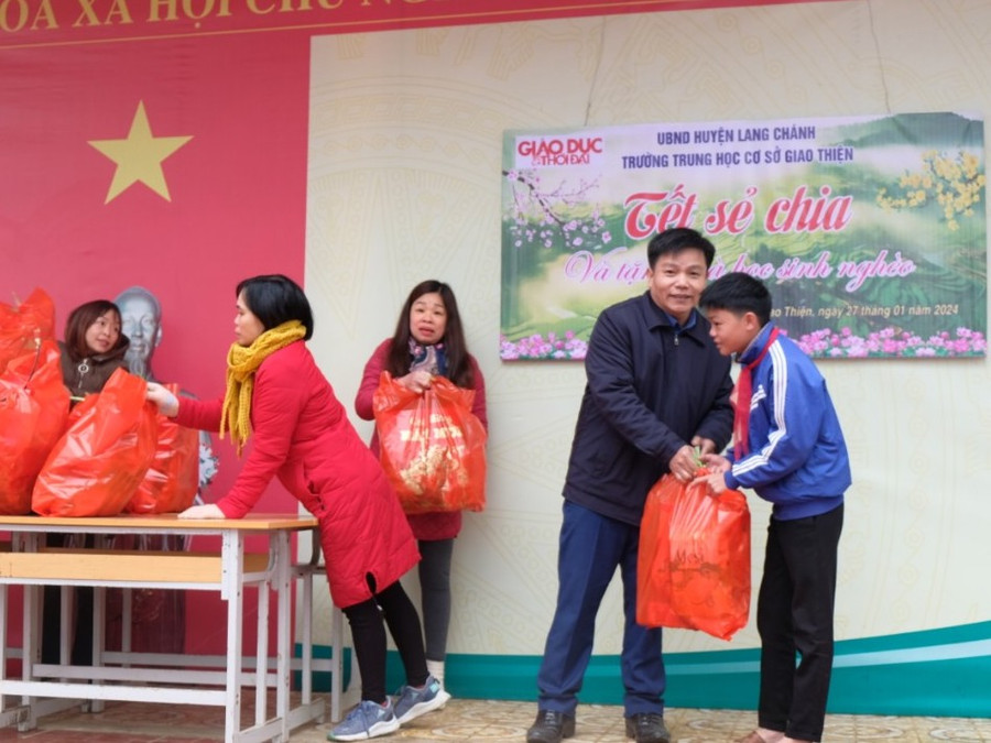 Ông Phạm Văn Thái, Bí thư Đảng ủy xã Giao Thiện trao quà Tết tới học sinh. (Ảnh: NT)