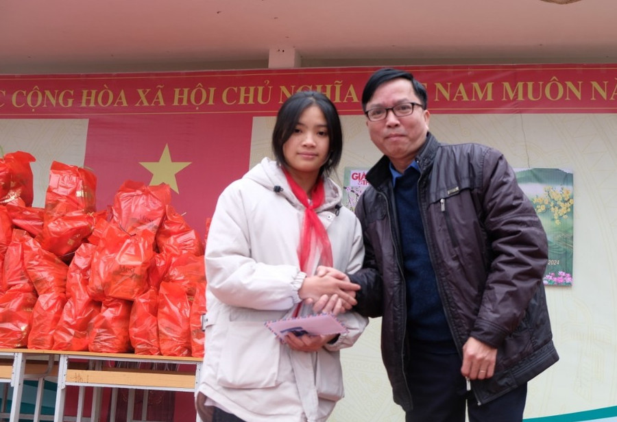 Nhà báo Nguyễn Thế Lượng trao quà tới em Lê Thị Mai Thuần, học sinh lớp 9, Trường THCS Giao Thiện. (Ảnh: NT)