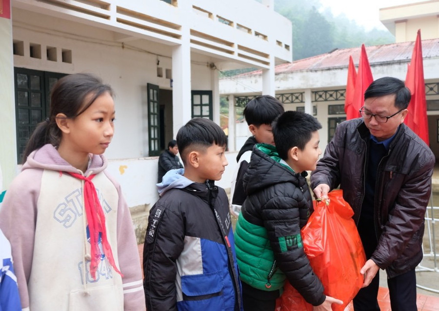 Hơn 100 suất quà Tết được Báo GD&amp;TĐ kêu gọi trao tới học sinh Trường THCS Giao Thiện. (Ảnh: NT)