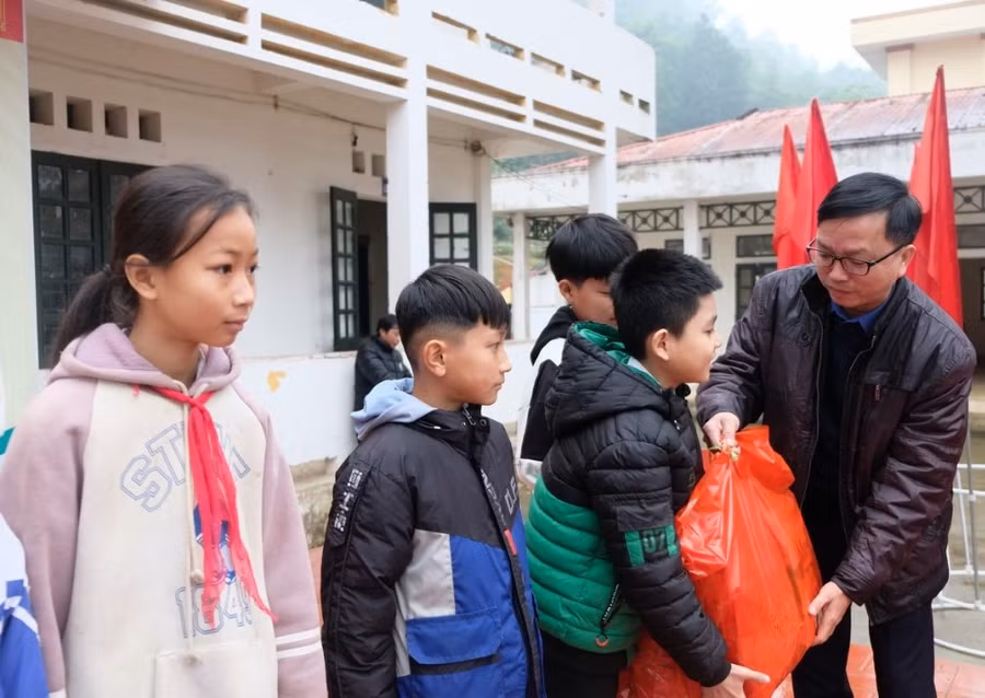 Hơn 100 suất quà Tết được Báo GD&amp;TĐ kêu gọi trao tới học sinh Trường THCS Giao Thiện. (Ảnh: NT)