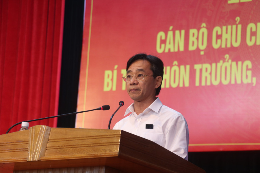 Phó Bí thư Thường trực Tỉnh ủy Trần Thế Dũng giới thiệu và quán triệt nội dung cuốn sách “Kiên quyết, kiên trì đấu tranh phòng, chống tham nhũng, tiêu cực, góp phần xây dựng Đảng và Nhà nước ta ngày càng trong sạch, vững mạnh” của Tổng Bí thư Nguyễn Phú Trọng. (Ảnh: PH).