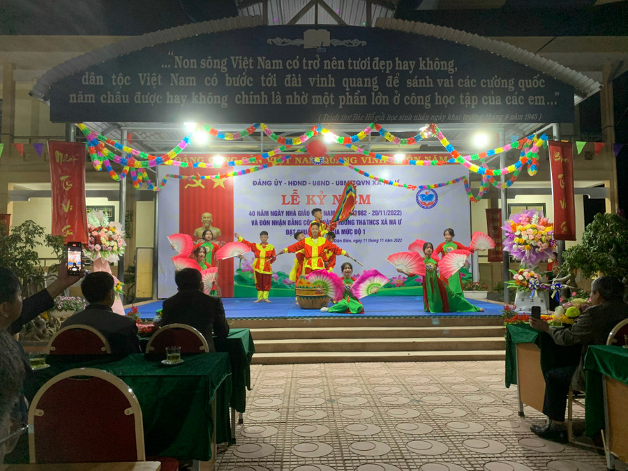 Tiết mục nghệ thuật do học sinh nhà trường tự biên, tự diễn. Tiết mục nghệ thuật do học sinh nhà trường tự biên, tự diễn.