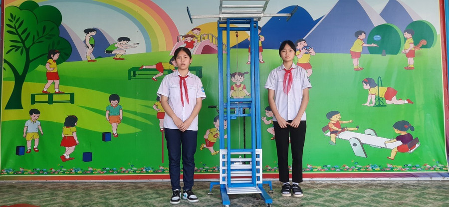 Nguyễn Phương An và Tòng Huyền Linh bên sản phẩm do chính mình chế tạo.