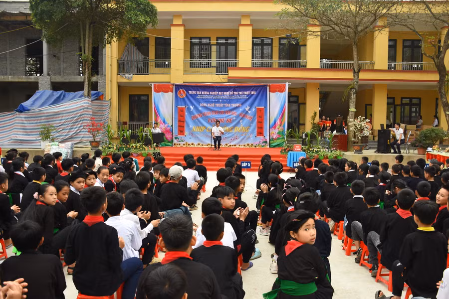 Đông đảo học sinh theo dõi tiết mục do trẻ em khuyết tật tại Trung tâm hướng nghiệp dạy nghề hỗ trợ trẻ thiệt thòi Hà Nội biểu diễn.