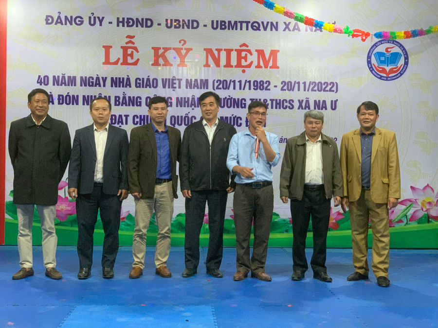 Các đại biểu dự Kỷ niệm 40 năm Ngày Nhà giáo Việt Nam và đón nhận Bằng công nhận đạt chuẩn quốc gia mức độ 1. Các đại biểu dự Kỷ niệm 40 năm Ngày Nhà giáo Việt Nam và đón nhận Bằng công nhận đạt chuẩn quốc gia mức độ 1.