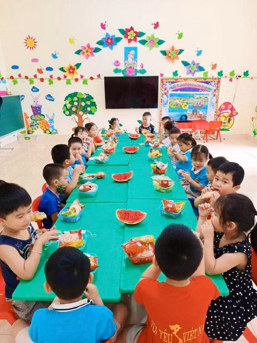 Chăm sóc dinh dưỡng hợp lý cho trẻ.