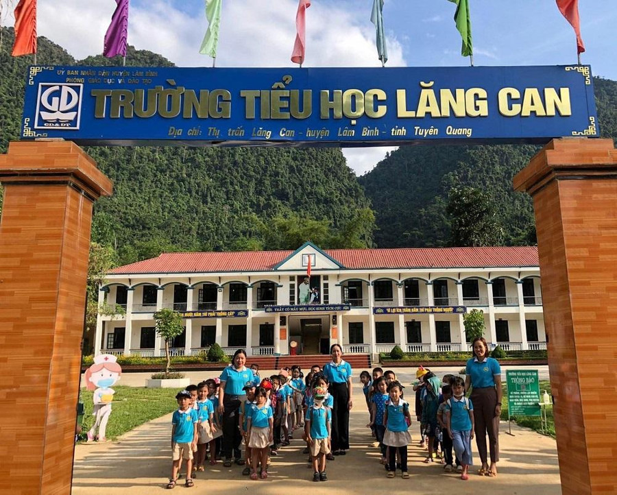 Học sinh 5 tuổi được đến trường Tiểu học để làm quen với môi trường mới.