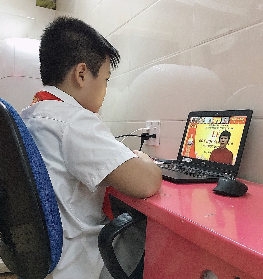 Học sinh chăm chú theo dõi tiến trình buổi lễ. Học sinh chăm chú theo dõi tiến trình buổi lễ.