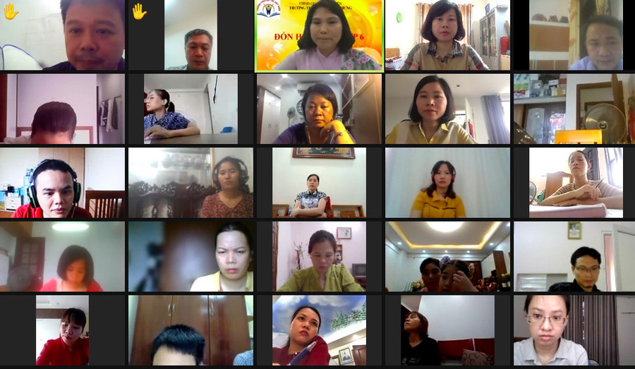 Phụ huynh khối 6 gặp gỡ giáo viên chủ nhiệm qua Zoom. Phụ huynh khối 6 gặp gỡ giáo viên chủ nhiệm qua Zoom.