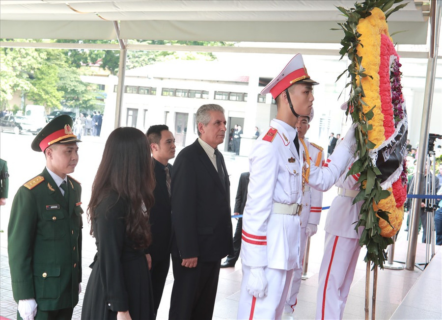 Đoàn Liên hiệp Công đoàn thế giới, do Tổng thư ký George Mavrikos làm trưởng đoàn, viếng Chủ tịch nước Trần Đại Quang. Ảnh: Báo Lao Động Đoàn Liên hiệp Công đoàn thế giới, do Tổng thư ký George Mavrikos làm trưởng đoàn, viếng Chủ tịch nước Trần Đại Quang. Ảnh: Báo Lao Động