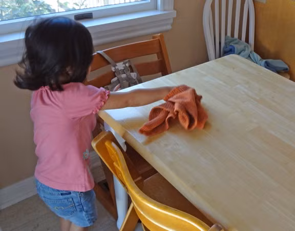 Theo phương pháp Montessori thì đây là 10 việc nên để con tự làm - Ảnh 4.