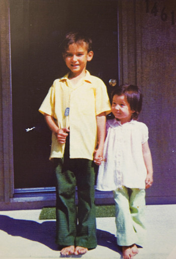 Hugh Nguyen và em gái cùng mẹ khác cha Linda những ngày đầu sang Mỹ. Hugh Nguyen và em gái cùng mẹ khác cha Linda những ngày đầu sang Mỹ. Ảnh: OC Register