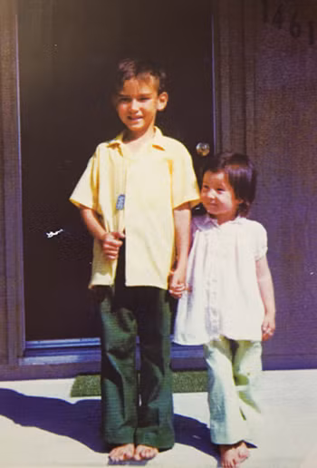 Hugh Nguyen và em gái cùng mẹ khác cha Linda những ngày đầu sang Mỹ. Ảnh: OC Register