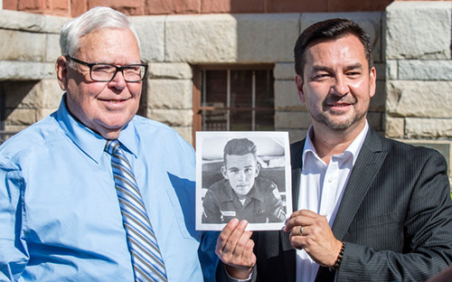 Hugh Nguyen đứng cạnh cha ruột Roy Patterson và cầm bức ảnh của ông khi còn là một binh lính Mỹ 18 tuổi. Hugh Nguyen đứng cạnh cha ruột Roy Patterson và cầm bức ảnh của ông khi còn là một binh lính Mỹ 18 tuổi. Ảnh: OC Register