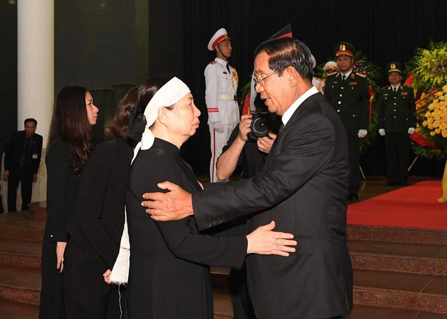 Thủ tướng Campuchia Samdech Hun Sen chia buồn với gia quyến Chủ tịch nước Trần Đại Quang. Ảnh: VGP/Nhật Bắc Thủ tướng Campuchia Samdech Hun Sen chia buồn với gia quyến Chủ tịch nước Trần Đại Quang. Ảnh: VGP/Nhật Bắc