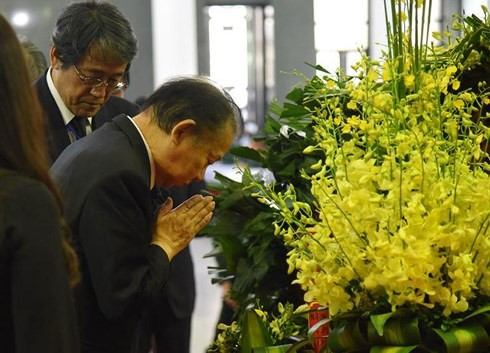 Tổng Thư ký Đảng Dân chủ Toshihiro Nika, Trưởng đoàn Nhật Bản cúi đầu tưởng niệm trong lễ viếng. Ảnh: VOV Tổng Thư ký Đảng Dân chủ Toshihiro Nika, Trưởng đoàn Nhật Bản cúi đầu tưởng niệm trong lễ viếng. Ảnh: VOV