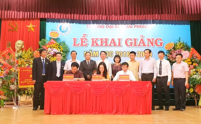 Lễ ký kết hợp tác toàn diện giữa Trường ĐH Hải Phòng với Trường ĐH Sư phạm Hà Nội và Trường ĐH Thương mại Hà Nội tại lễ khai giảng