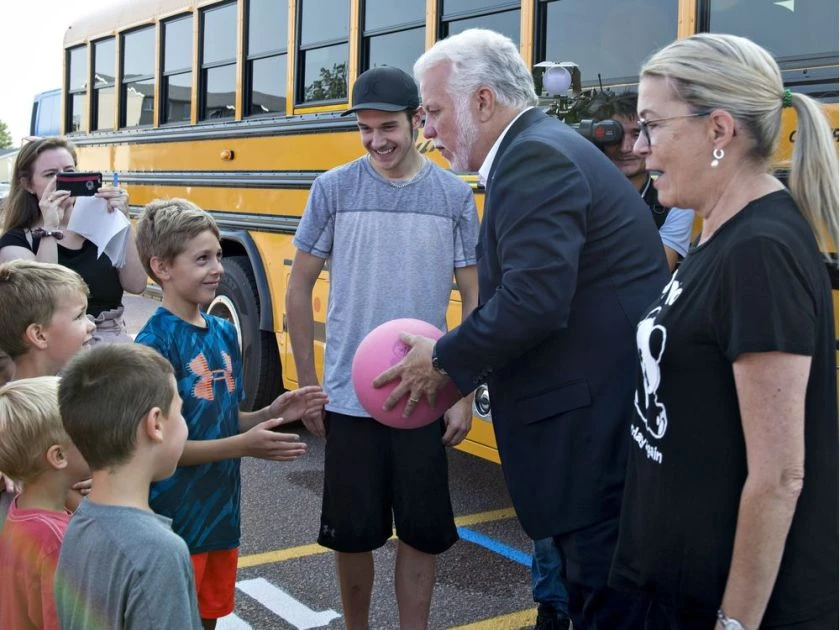 Ứng cử viên Philippe Couillard chơi bóng cùng trẻ em ở St-Félicien, khi đến một cuộc họp báo để công bố chương trình GD trong chiến dịch tranh cử của đảng Tự do hôm 27/8