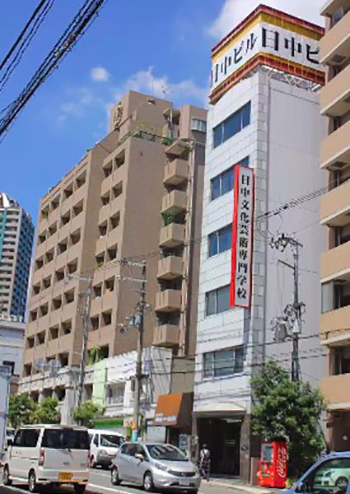 Trường Nghệ thuật Văn hóa Nhật - Trung (tòa nhà màu trắng) tại Osaka. Ảnh: Facebook