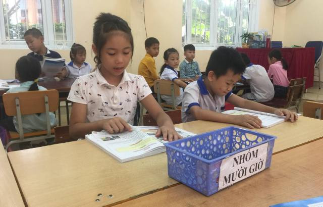 Các em HS chăm chú đọc sách trong giờ tự ôn bài Các em HS chăm chú đọc sách trong giờ tự ôn bài