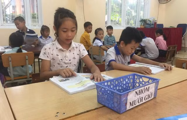 Các em HS chăm chú đọc sách trong giờ tự ôn bài