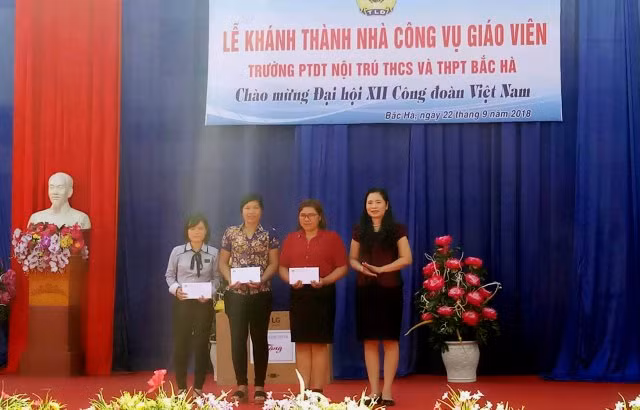 Bà Nguyễn Thị Bích Hợp (ngoài cùng bên phải) trao quà của CĐGD Việt Nam cho các nhà giáo có hoàn cảnh đặc biệt khó khăn, nhân lễ khánh thành và bàn giao nhà công vụ