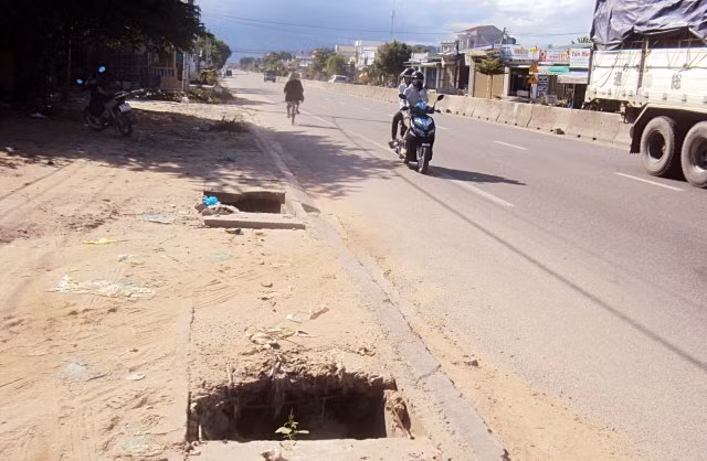 Hai hố bẫy trước cửa chợ Cam Hòa