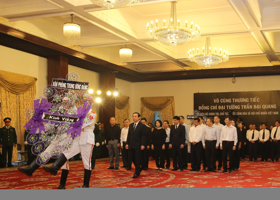 Đoàn Văn phòng Trung ương Đảng tại TPHCM vào viếng Chủ tịch nước. Ảnh: VGP/Mạnh Hùng Đoàn Văn phòng Trung ương Đảng tại TPHCM vào viếng Chủ tịch nước. Ảnh: VGP/Mạnh Hùng