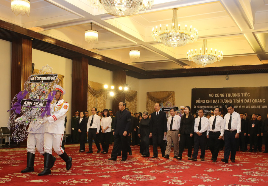 Đoàn Ban Tổ chức Trung ương tại TPHCM viếng Chủ tịch nước. Ảnh: VGP/Mạnh Hùng Đoàn Ban Tổ chức Trung ương tại TPHCM viếng Chủ tịch nước. Ảnh: VGP/Mạnh Hùng