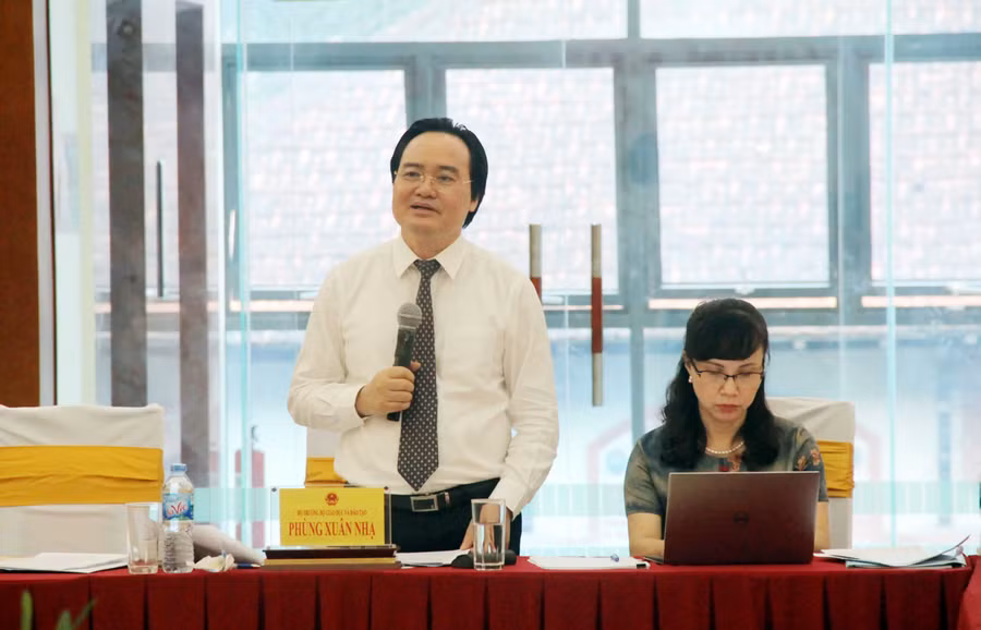 Bộ trưởng Phùng Xuân Nhạ phát biểu tại phiên họp